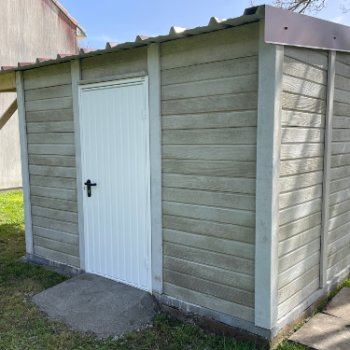 Abri de jardin en béton aspect bois 1 pente avec auvent